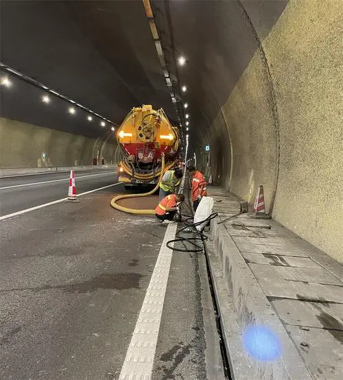 曹妃甸隧道排水渠清淤